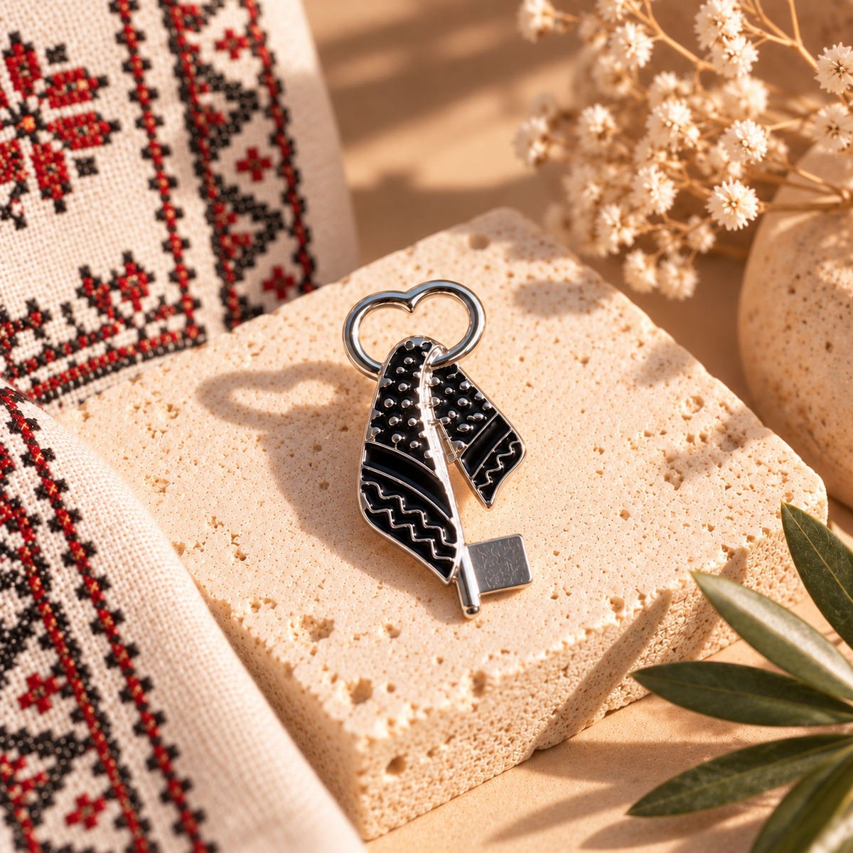 Keffiyeh Heart Brooch Silver - Image 3